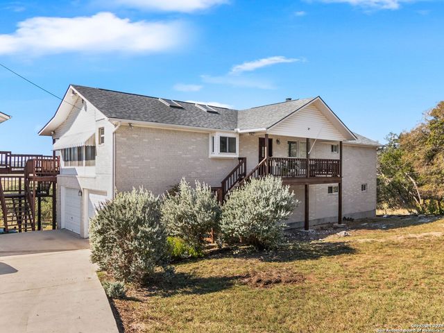 $900,000 | 2010 Lakeshore Drive | Canyon Lake Shores