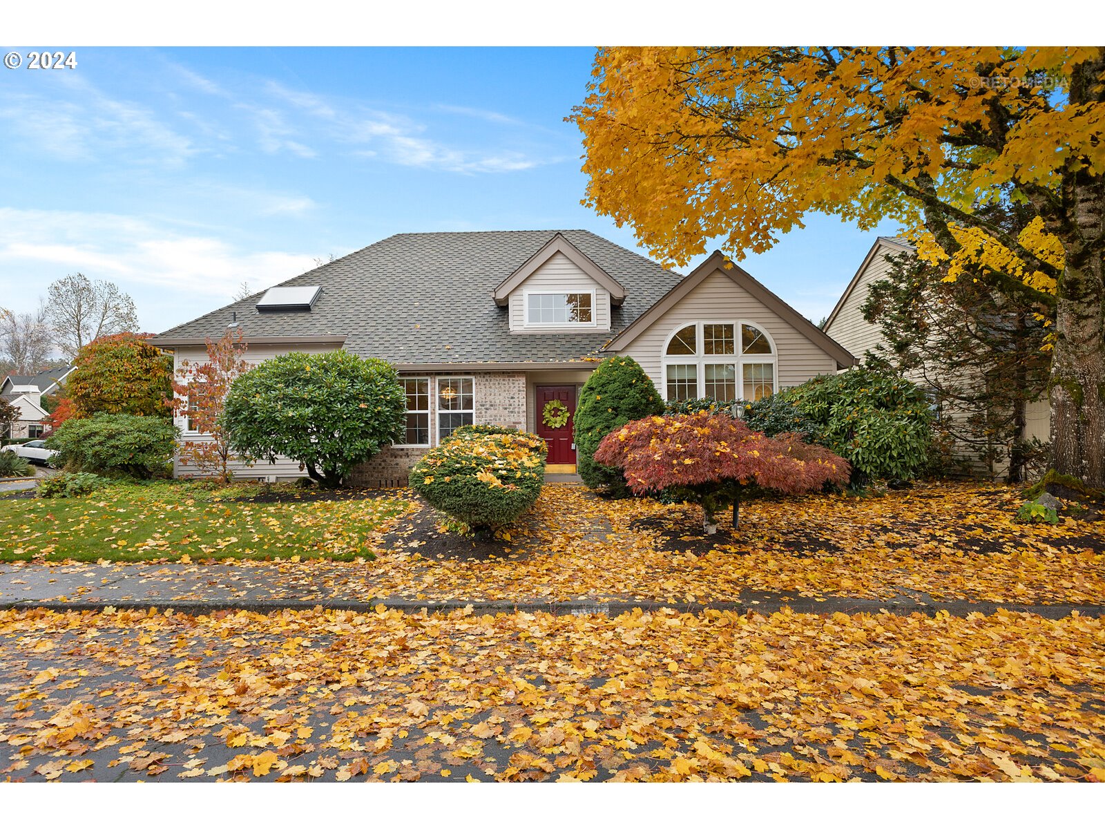 a view of a house with a yard