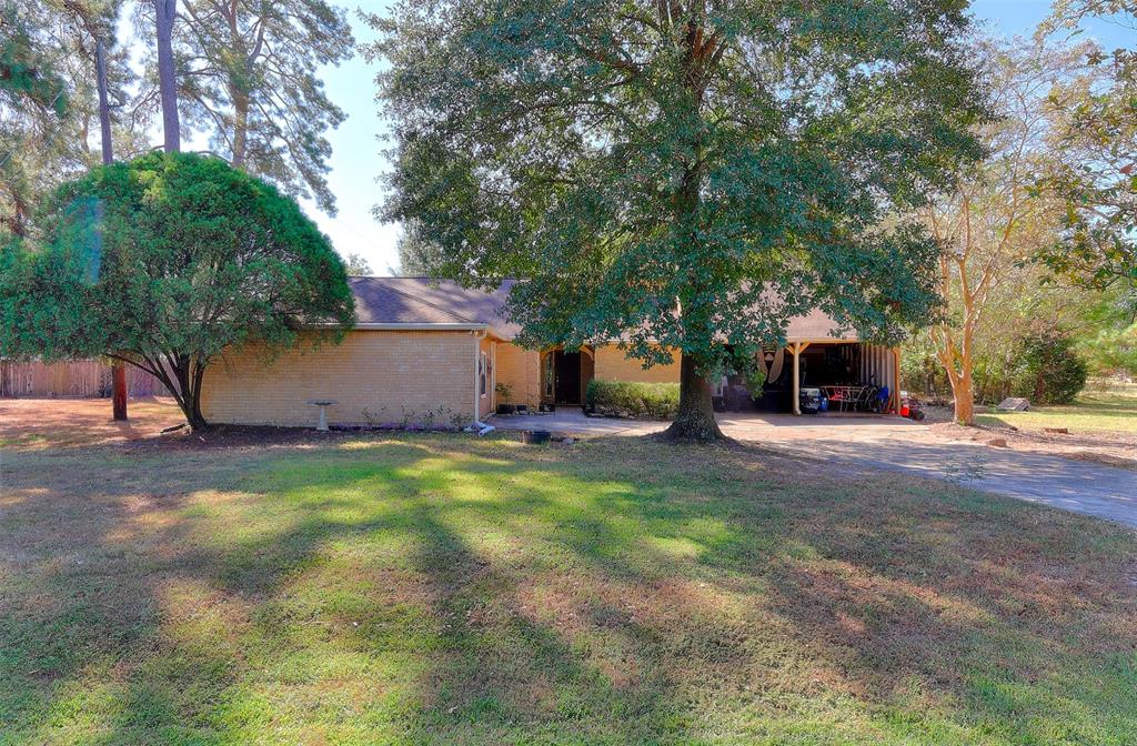 a view of a outdoor space with a house