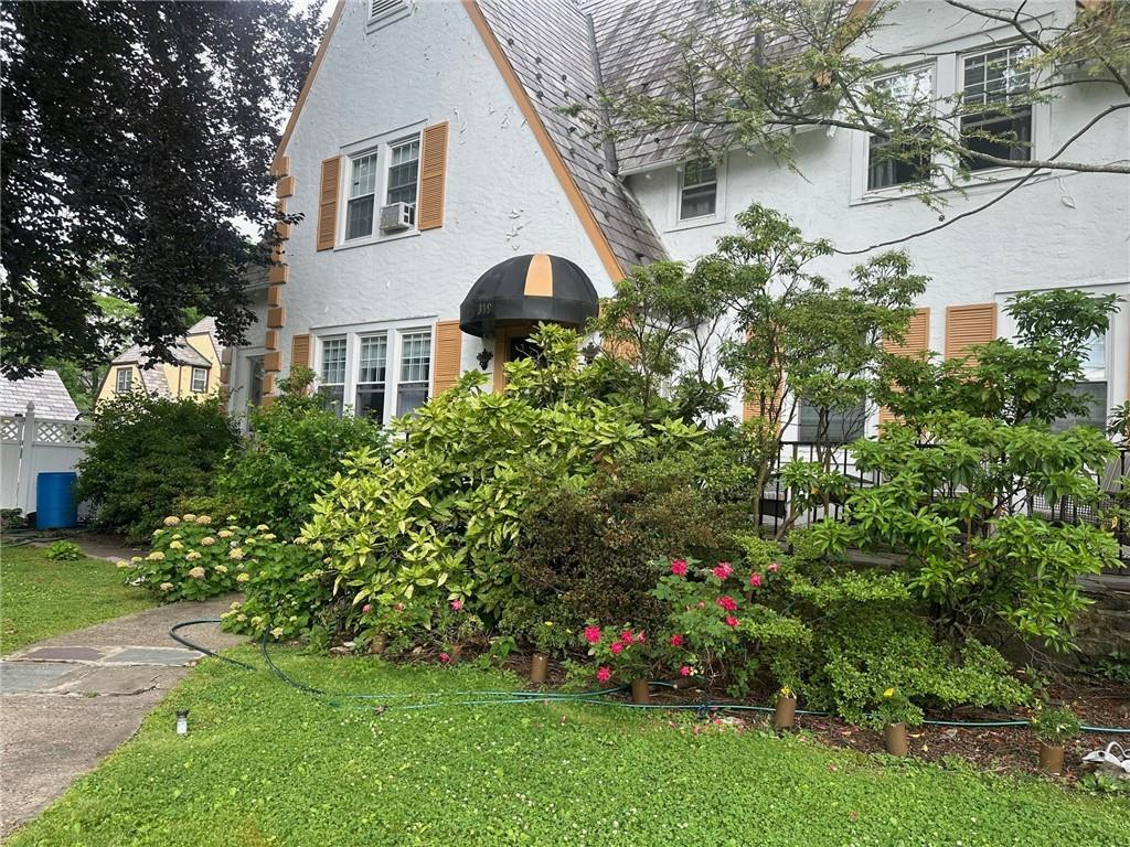 View of front of property featuring a front lawn