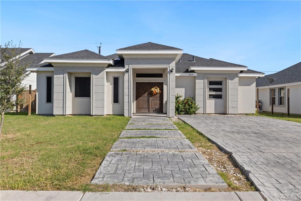 View of front of property featuring a front lawn