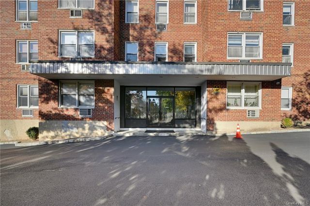 $375,000 | 510 Midland Avenue, Unit 1G | Lincoln Park North