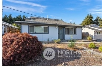 a view of a house with a backyard