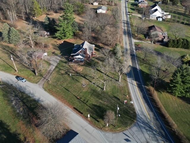 a view of a back yard