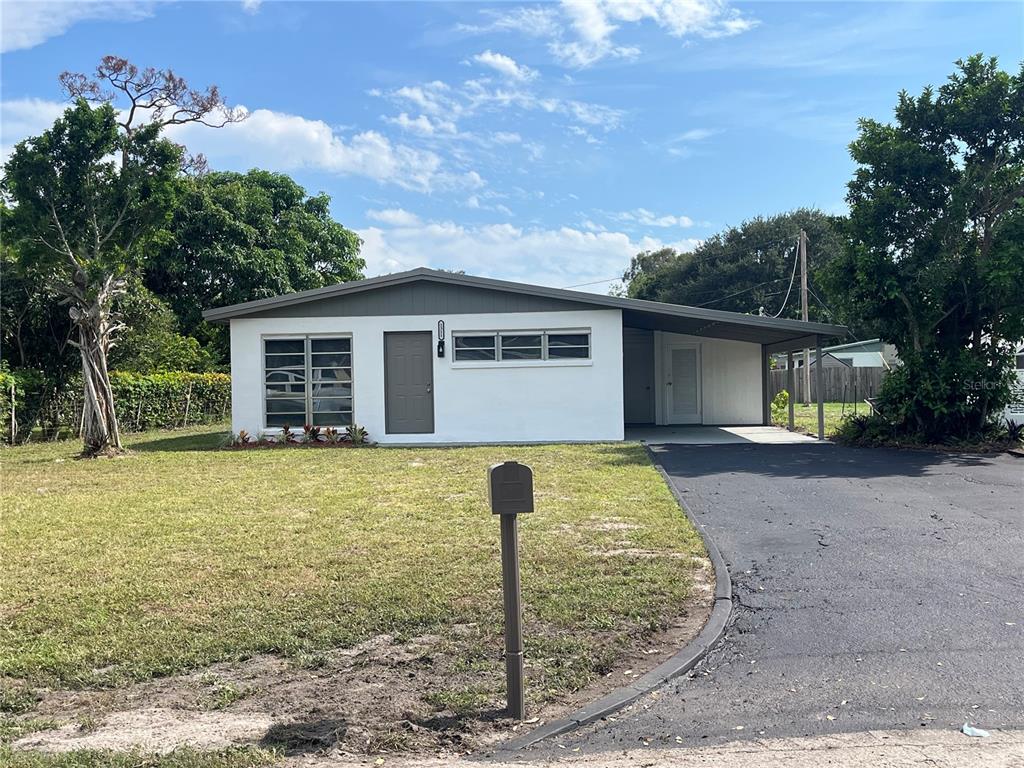 a view of a house with backyard