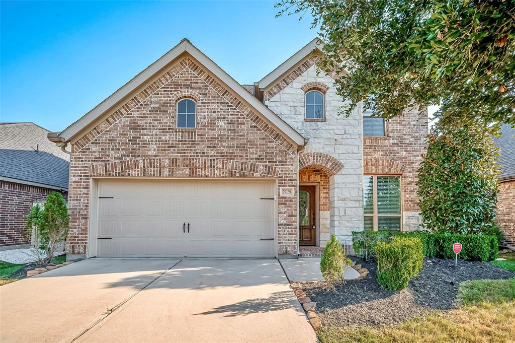 This charming two story Perry Homes house is located on a cul-de-sac street and a doublewide drive way.