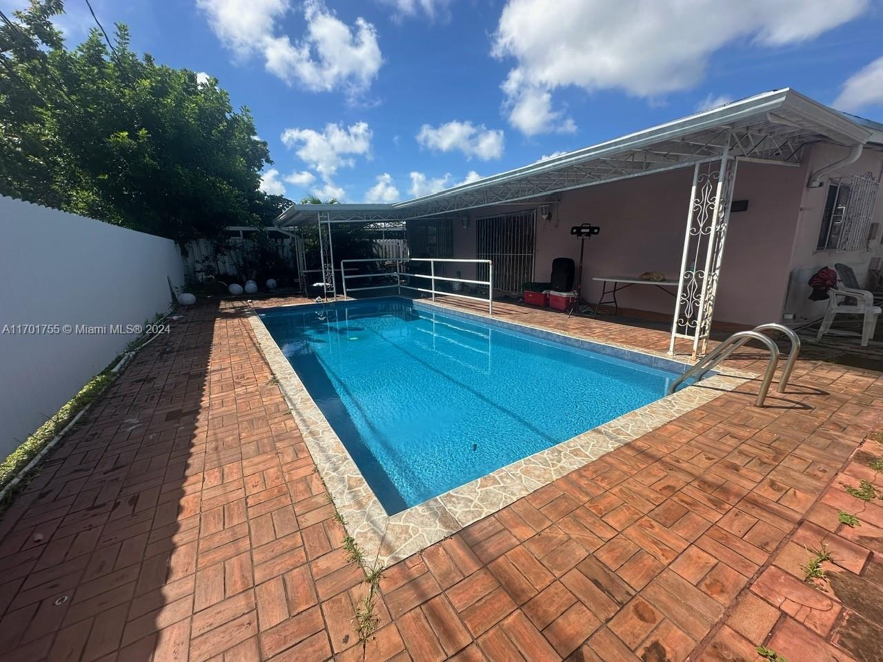 a view of a swimming pool with seating space