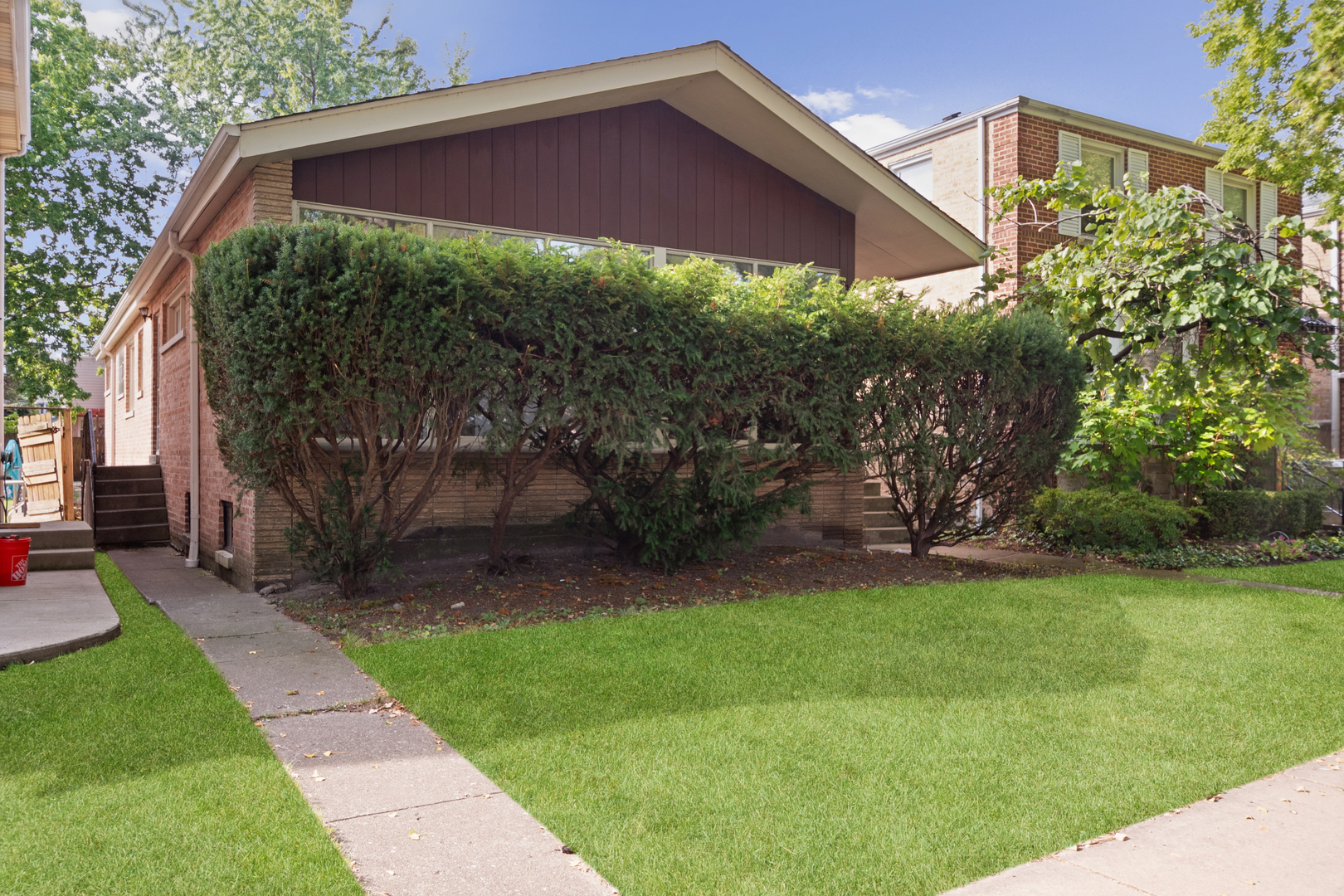 a view of a house with a yard