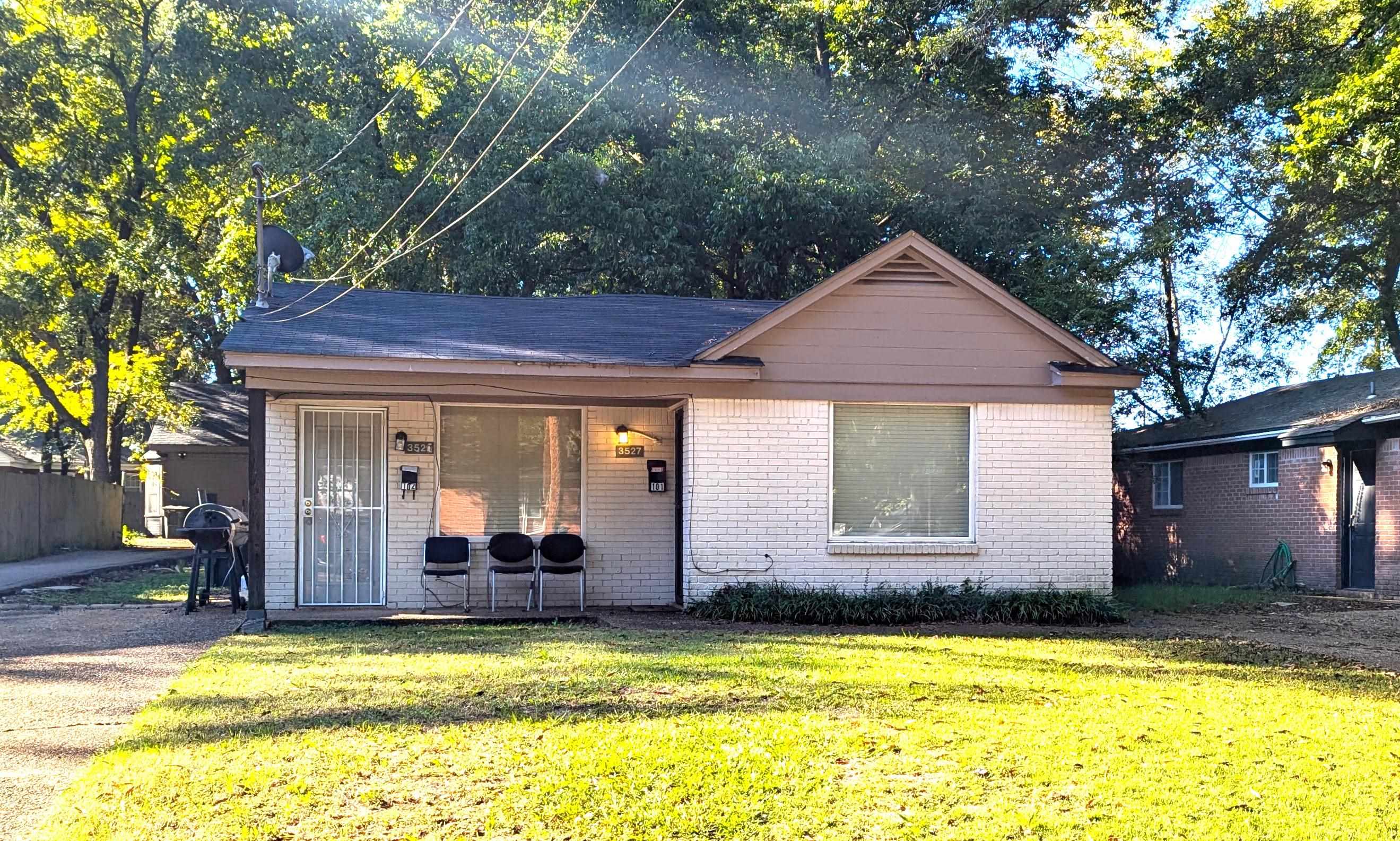 View of front of house featuring a front yard