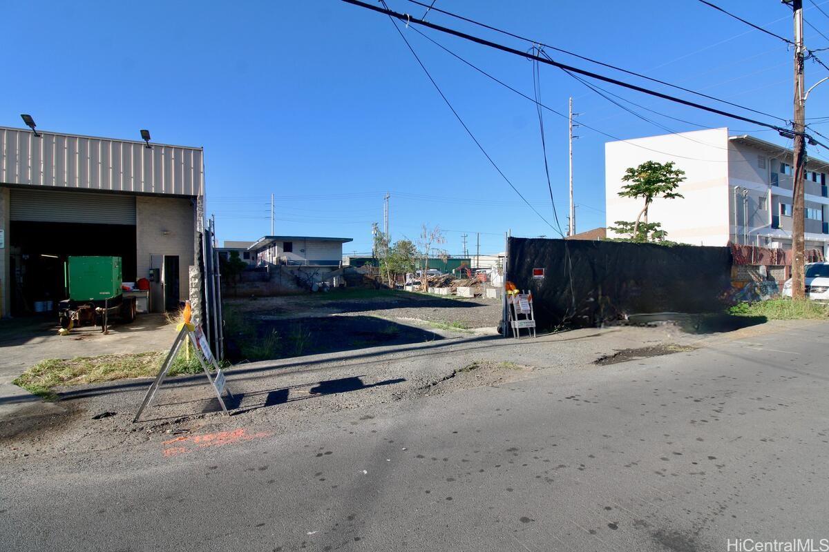 1819 Hau Street - Gate