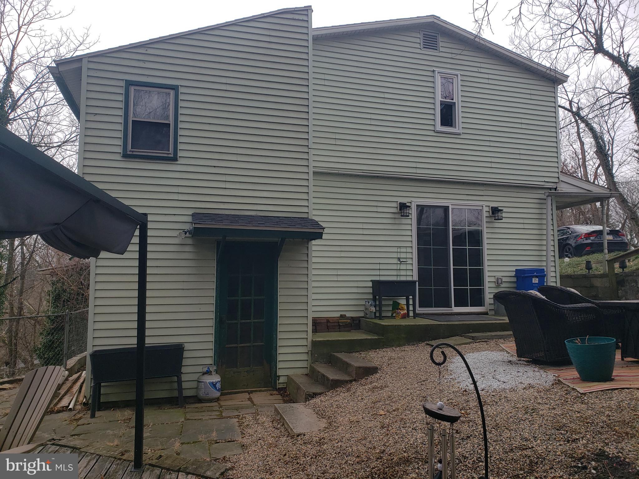 a view of a house with backyard and furniture