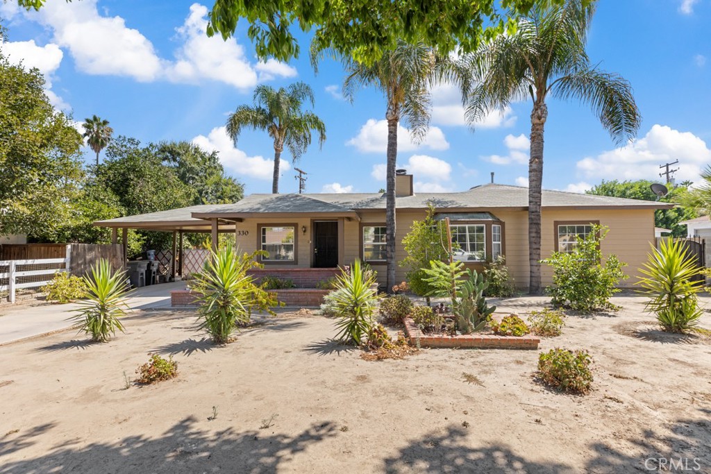 a view of outdoor space yard and porch