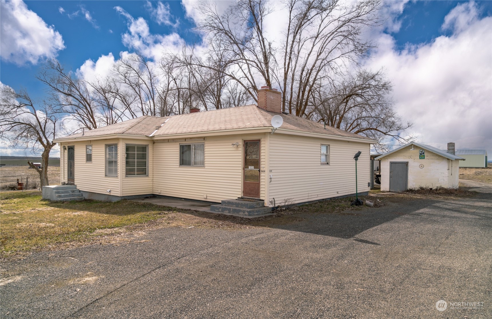 a view of a house with a yard