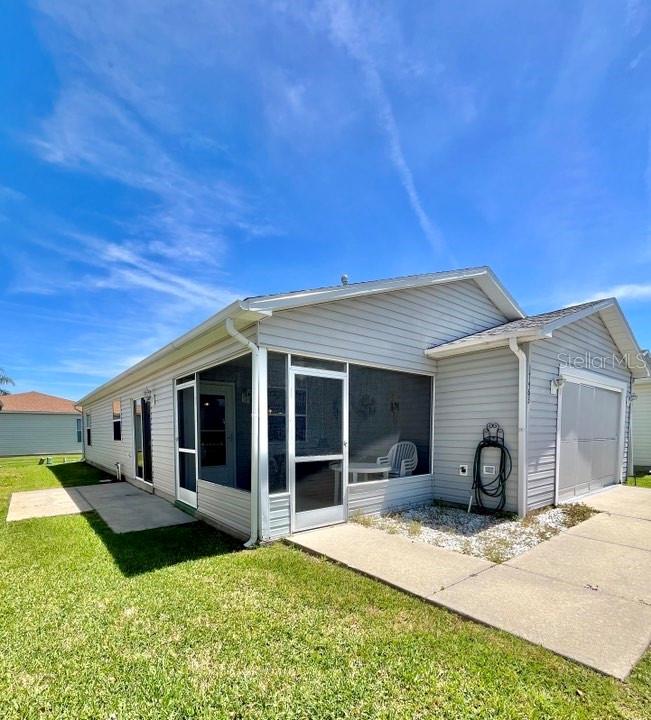 a view of a house with backyard