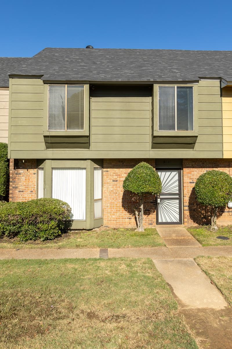 View of front of house featuring a front yard