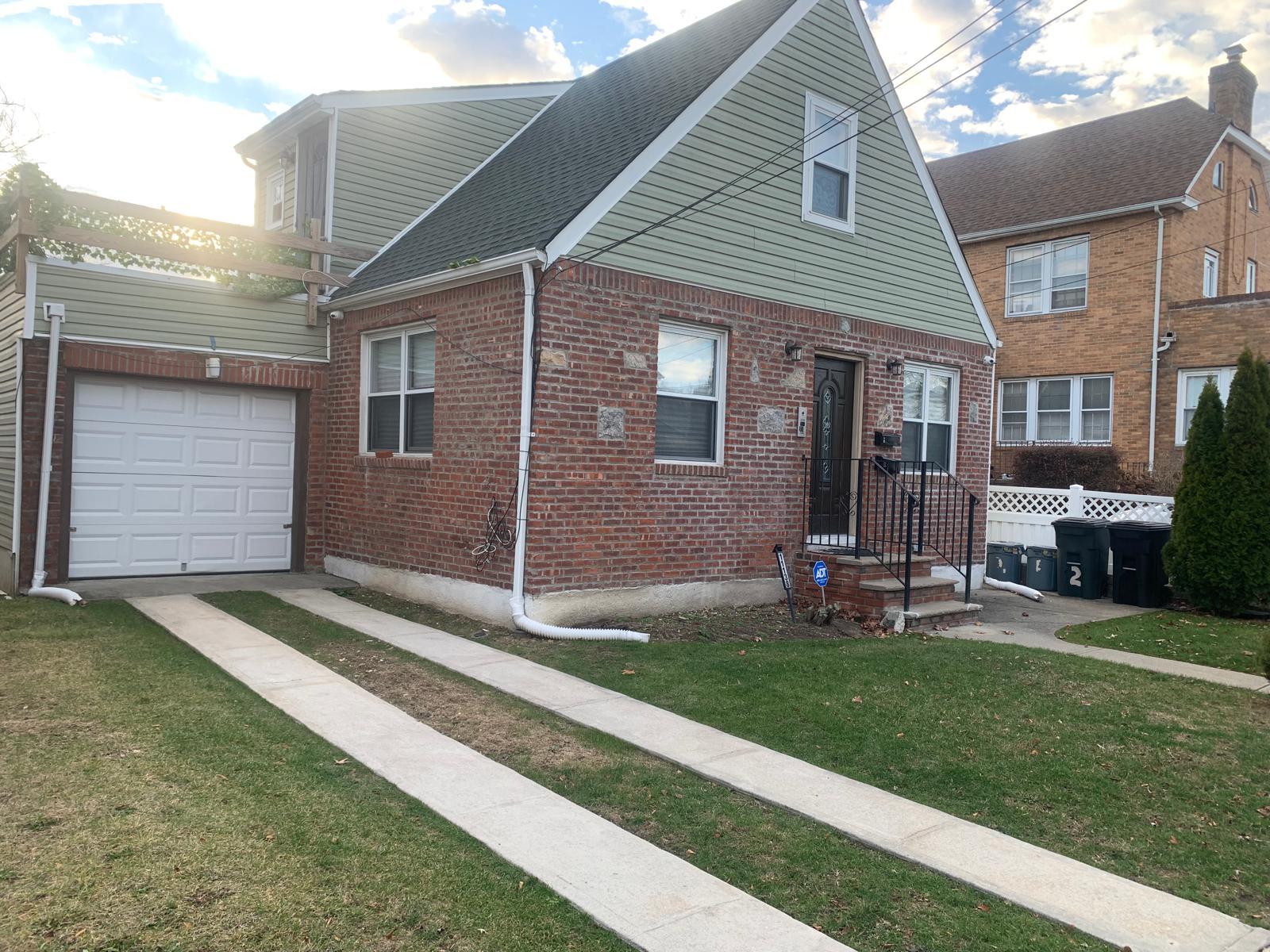 View of front facade featuring a front lawn