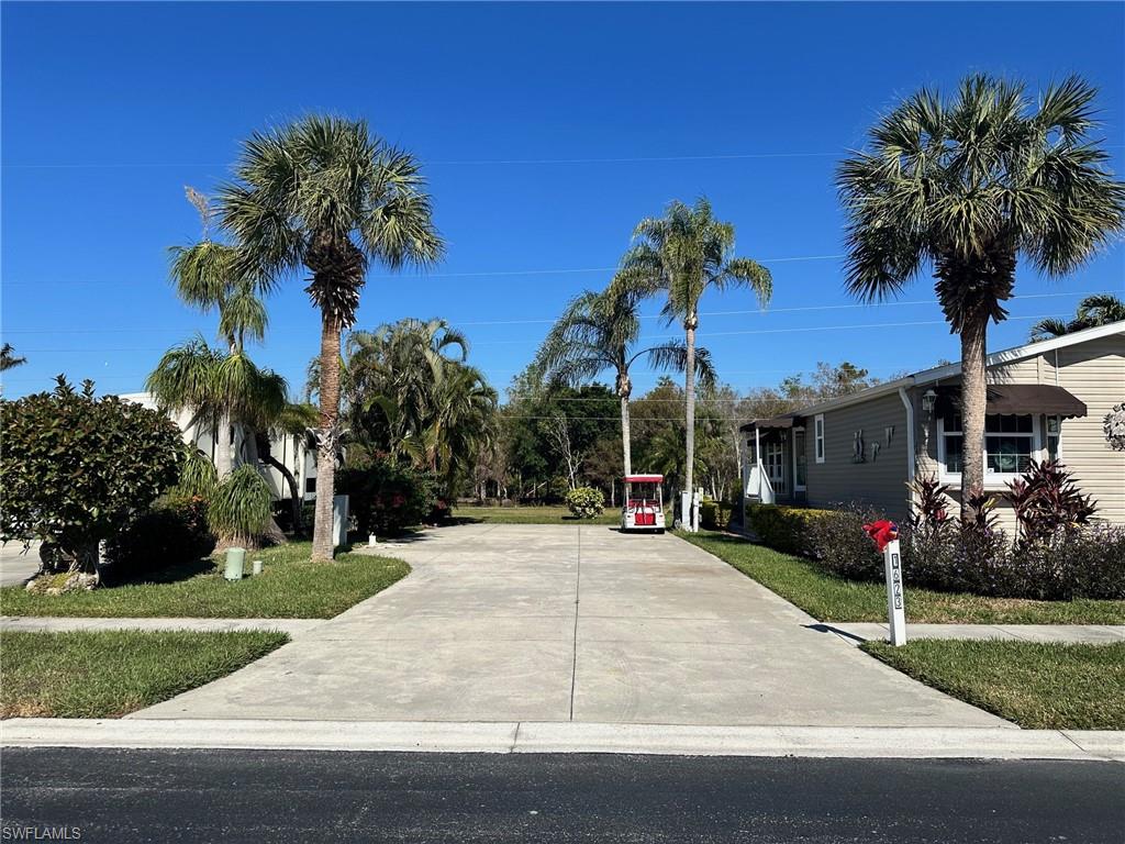 View of front facade with a front yard