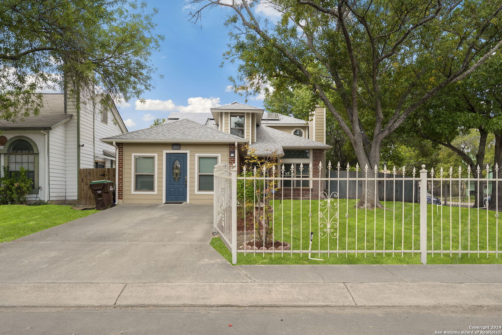 a view of a house with a backyard