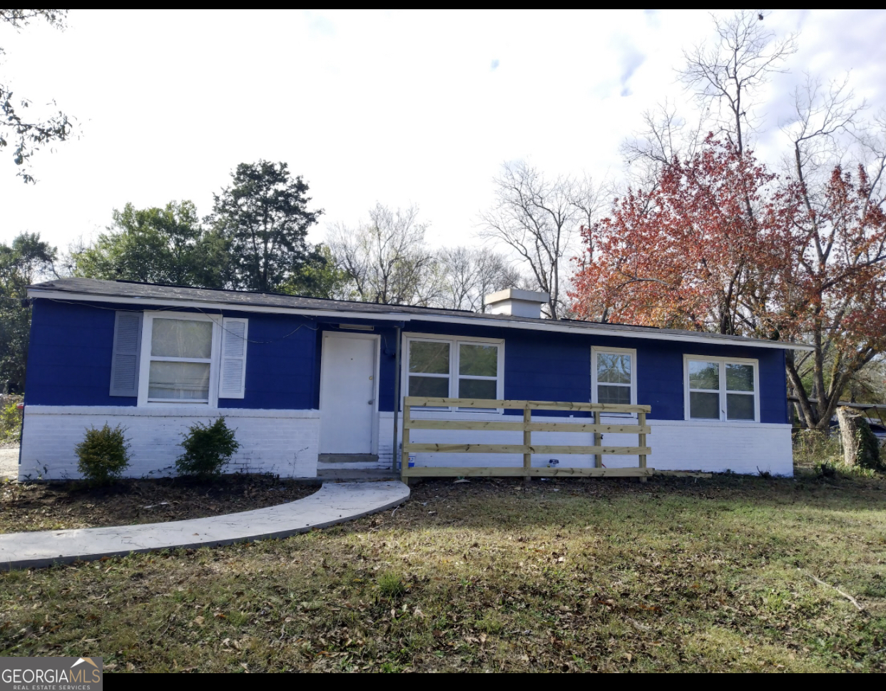 a view front of house with a yard