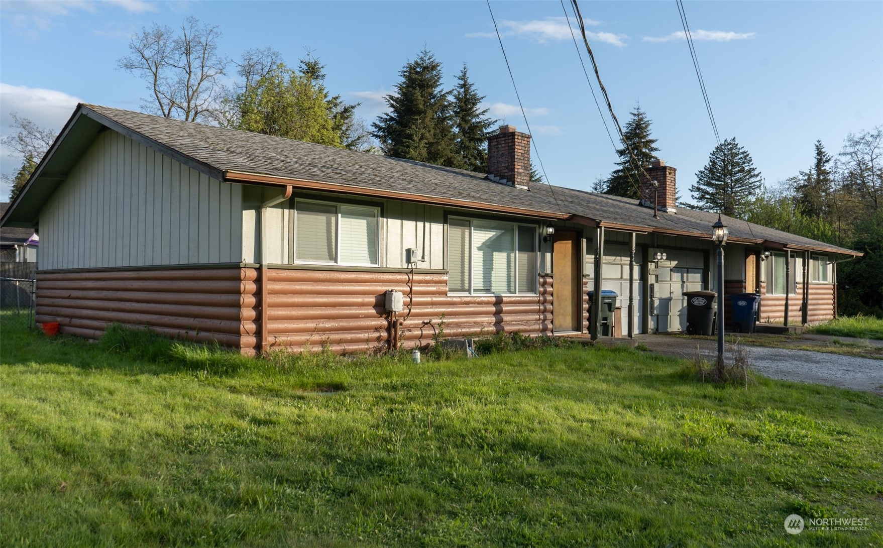 a view of a house with a backyard