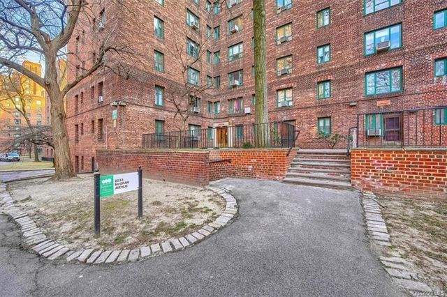 $339,000 | 2033 McGraw Avenue, Unit MH | Parkchester