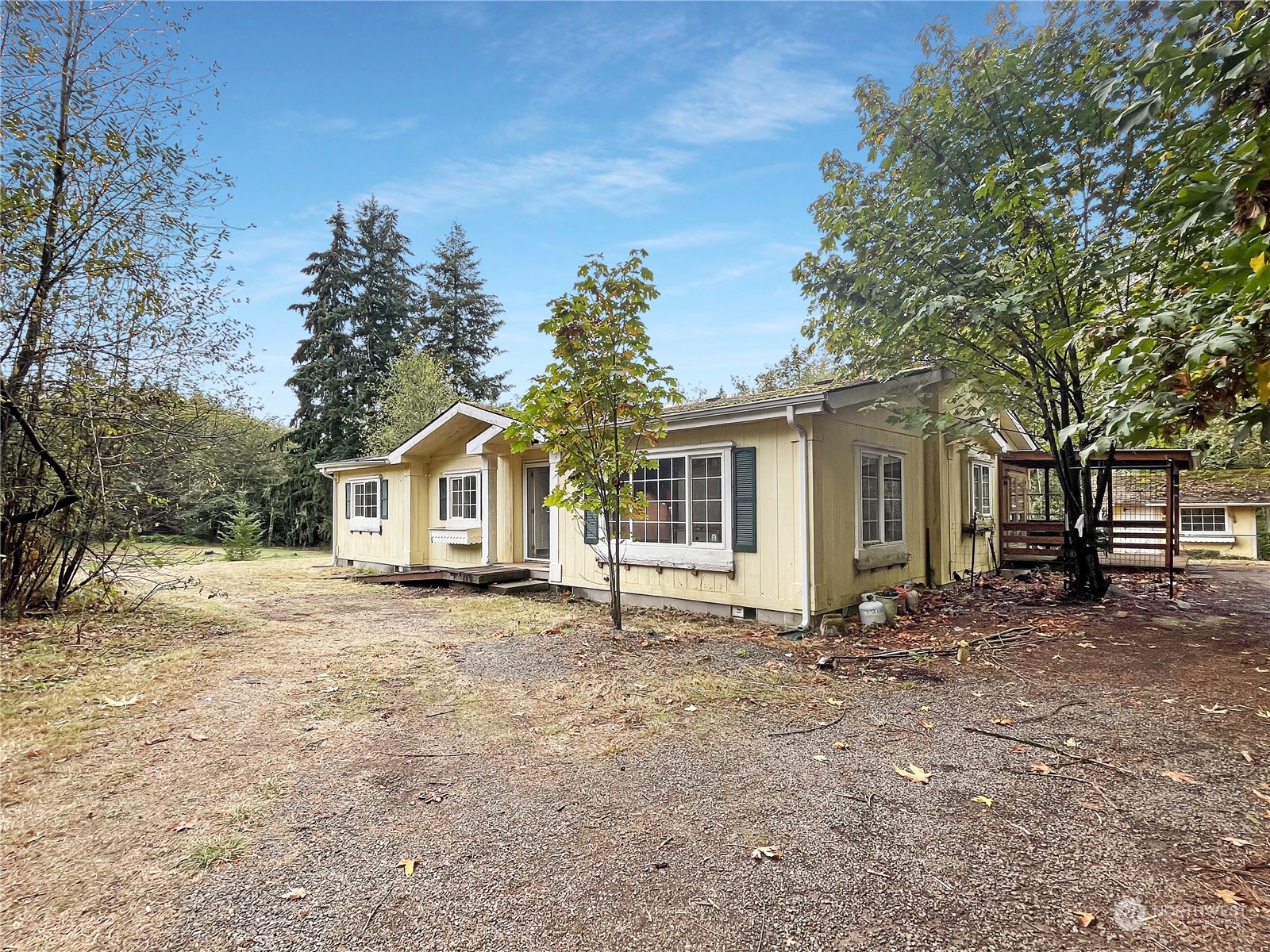 a view of a house with a yard