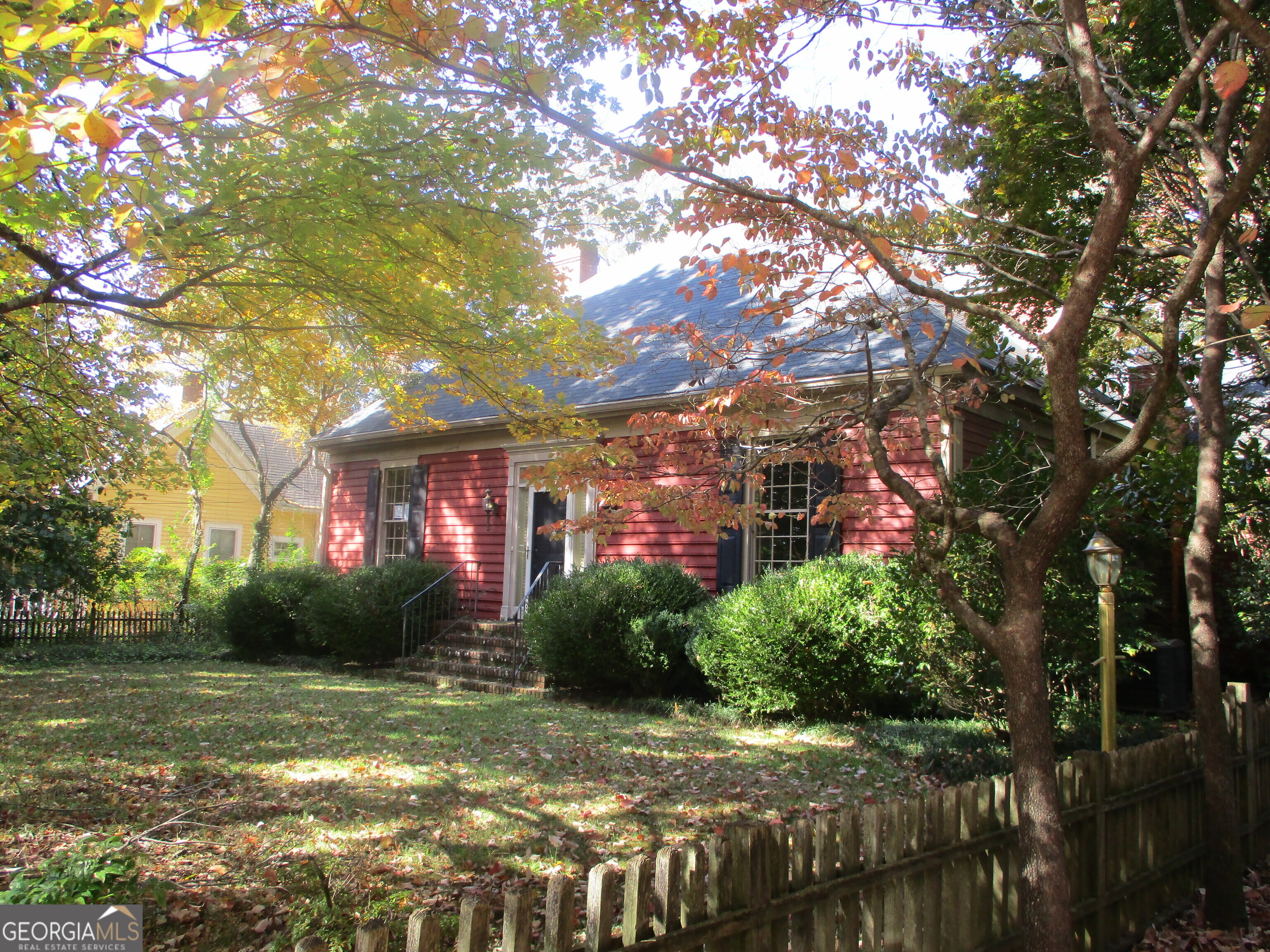 a view of a yard in front of house