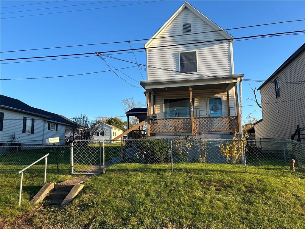 a view of a house with a yard