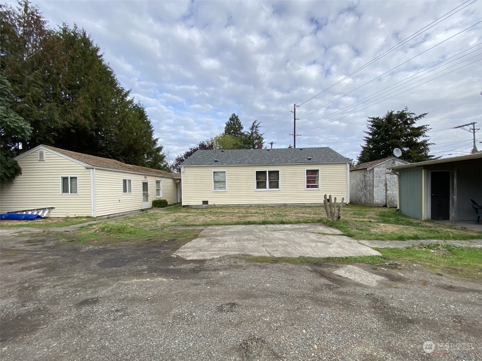 a view of a yard with a house and a yard