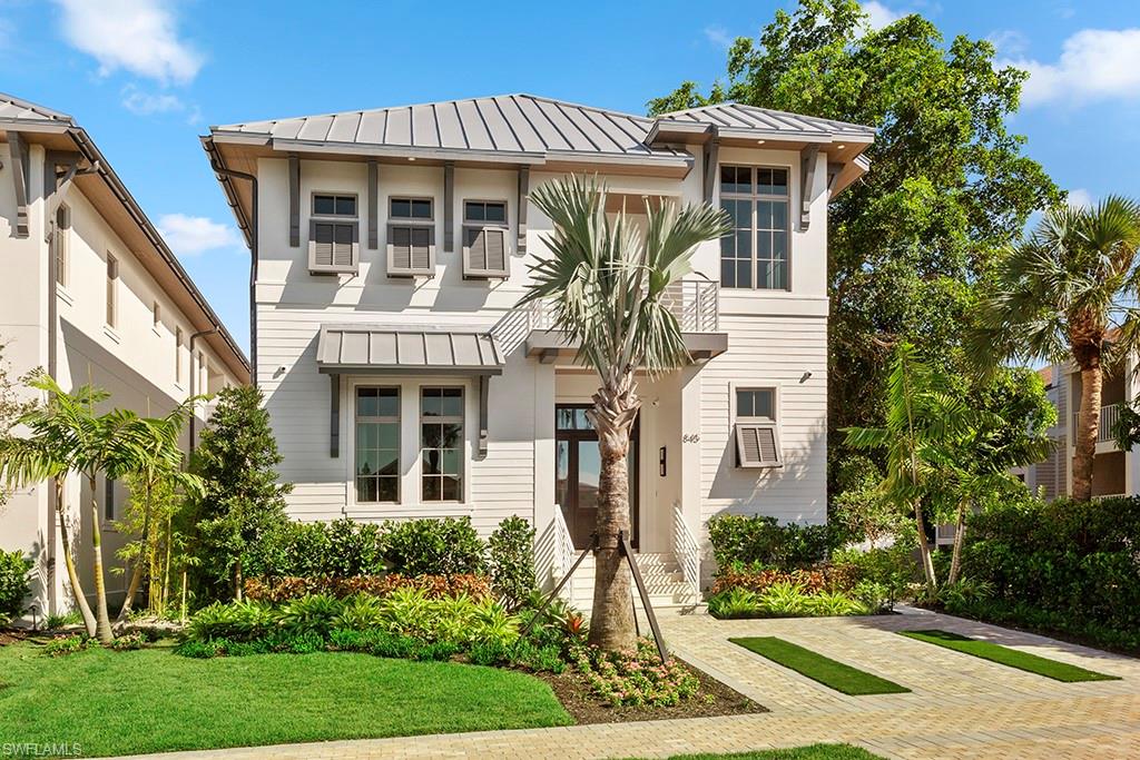 View of front of house featuring a front lawn