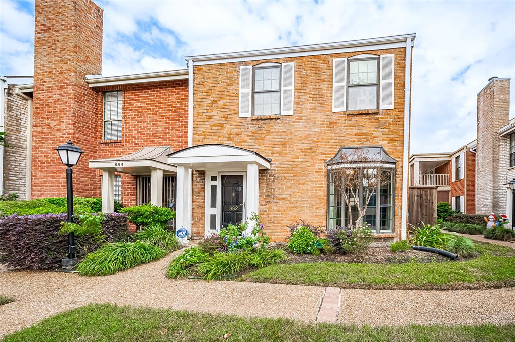 Welcome to 882 Augusta! This fantastic corner unit is available in the desirable Woodway Point community.