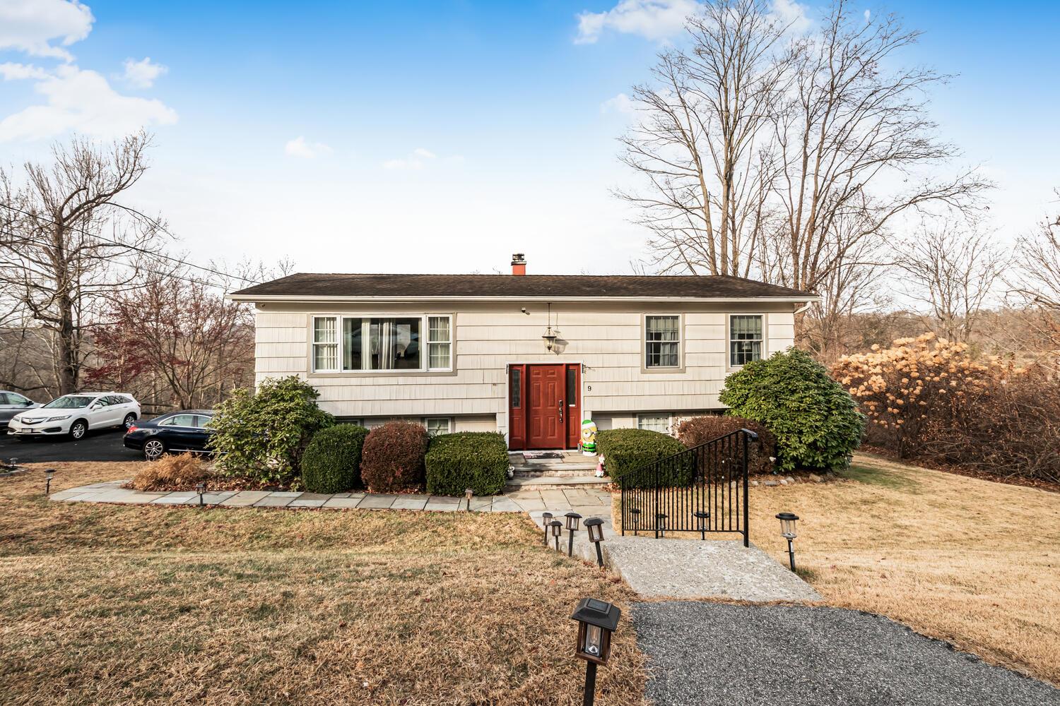 a view of a house with a yard