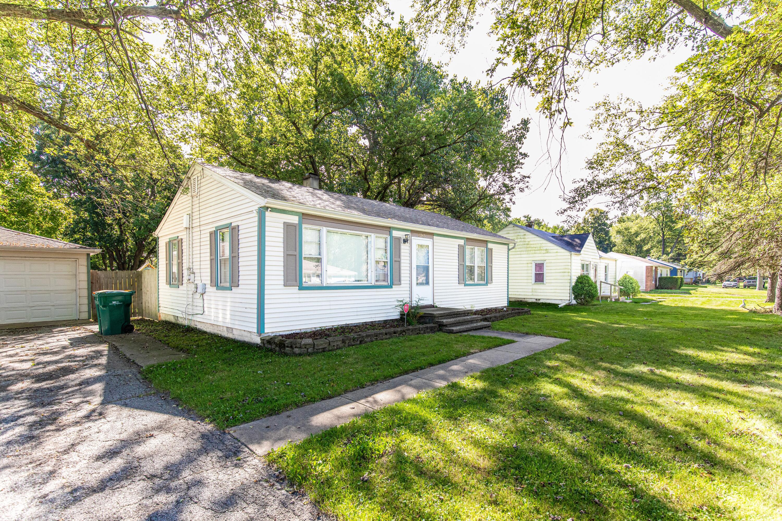 a view of a house with backyard