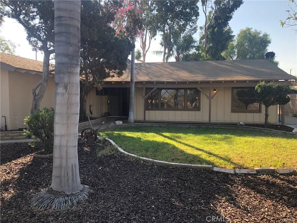 a view of a house with backyard