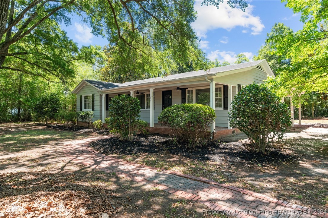 a view of a house with backyard and garden