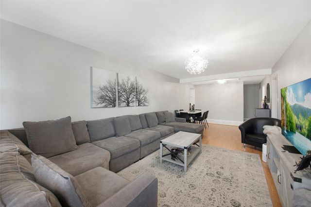 $818,000 | 525 Ocean Parkway, Unit 4J | Kensington