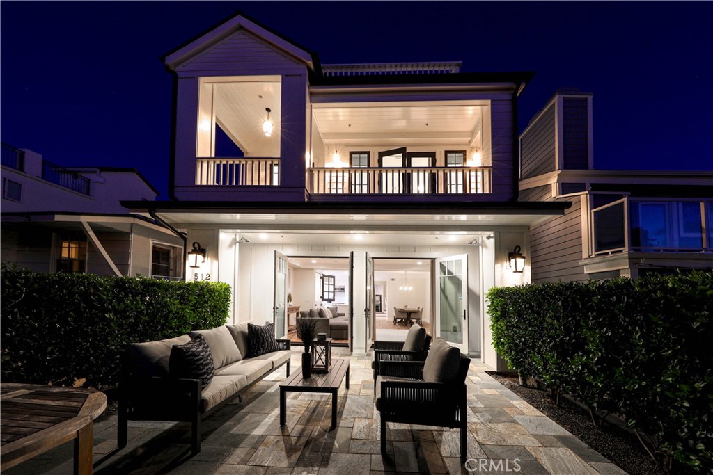 a view of a house with backyard and porch