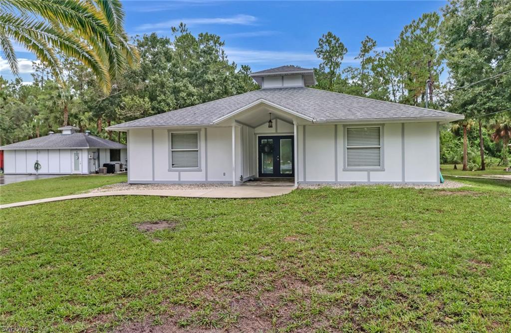 Front view of property featuring a yard