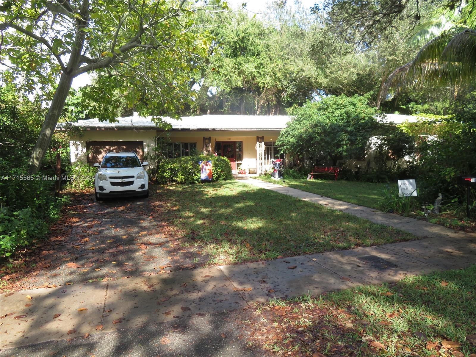 a view of a house with backyard