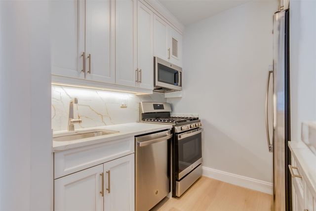 $8,464 | 20 West 64th Street, Unit 41B | Upper West Side