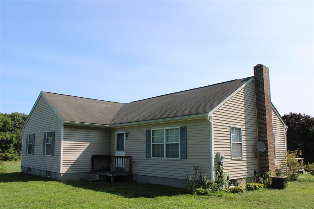 a view of house with a yard