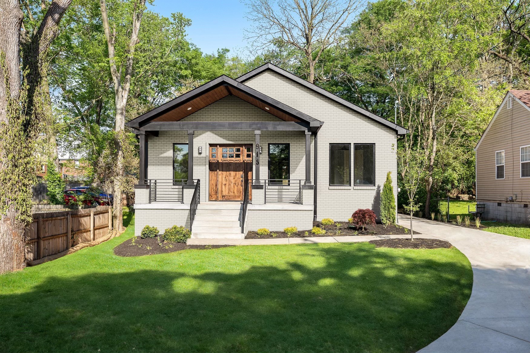 a view of a house with backyard