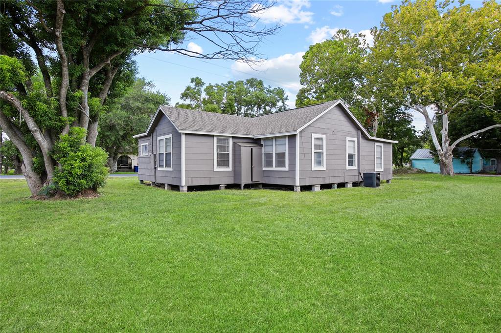 a view of a house with a backyard