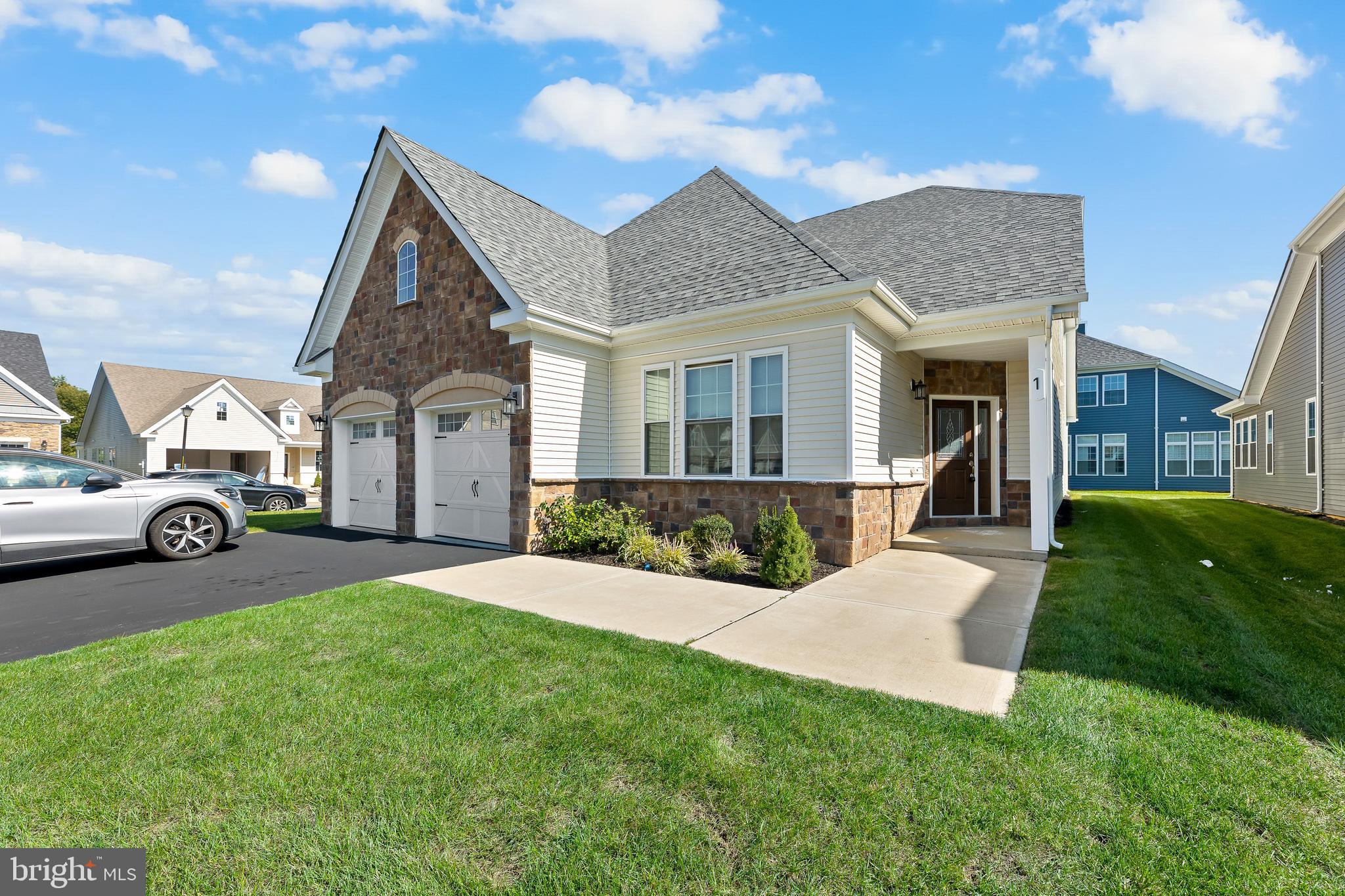 a view of a yard in front of house