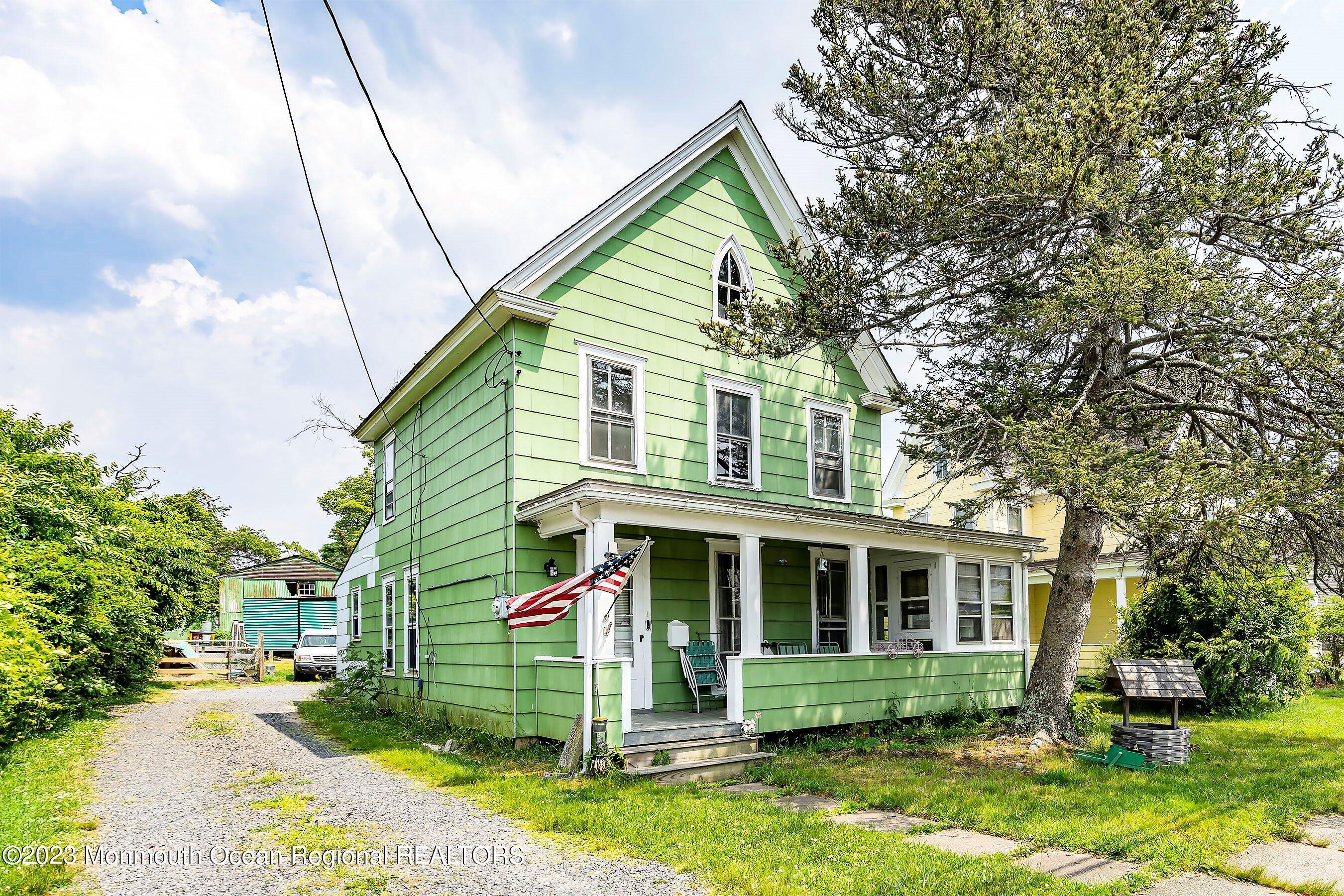 a view of a house with a yard