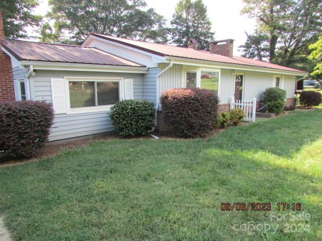 a view of a house with backyard and garden