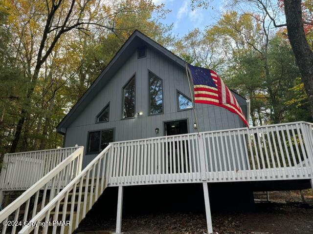 a view of a roof deck with wooden fence and floor