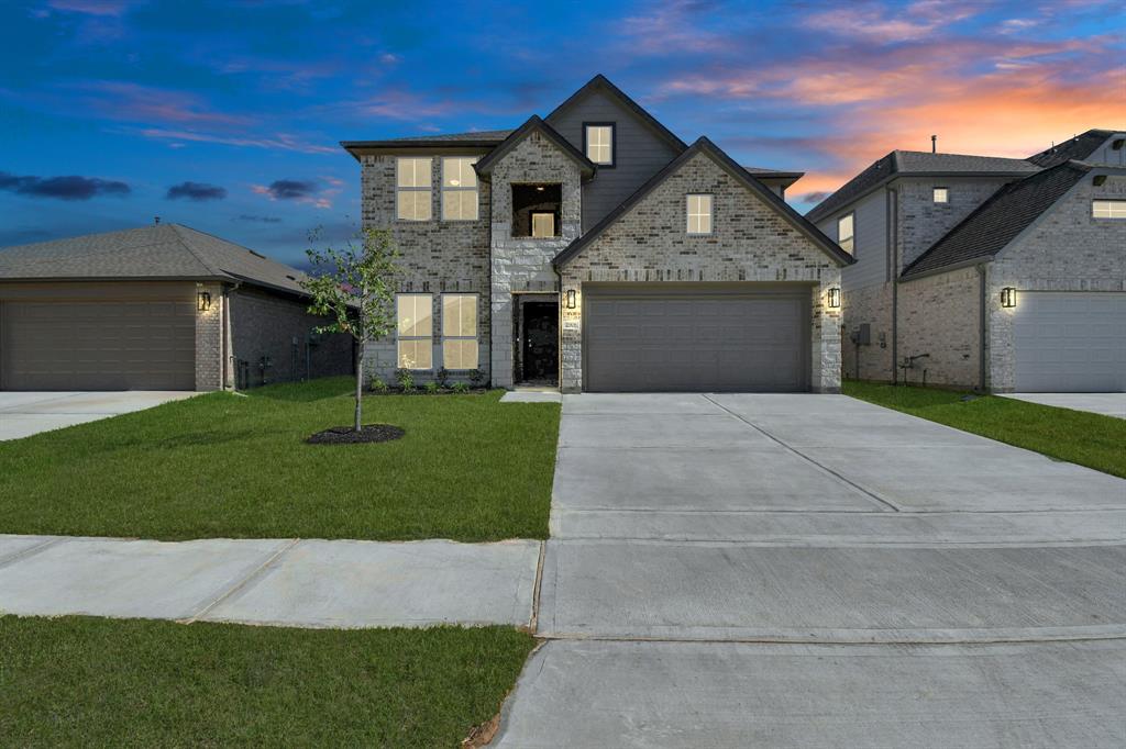 Welcome home to 11906 Velvet Maple Lane located in Champions Oak and zoned to Klein ISD.