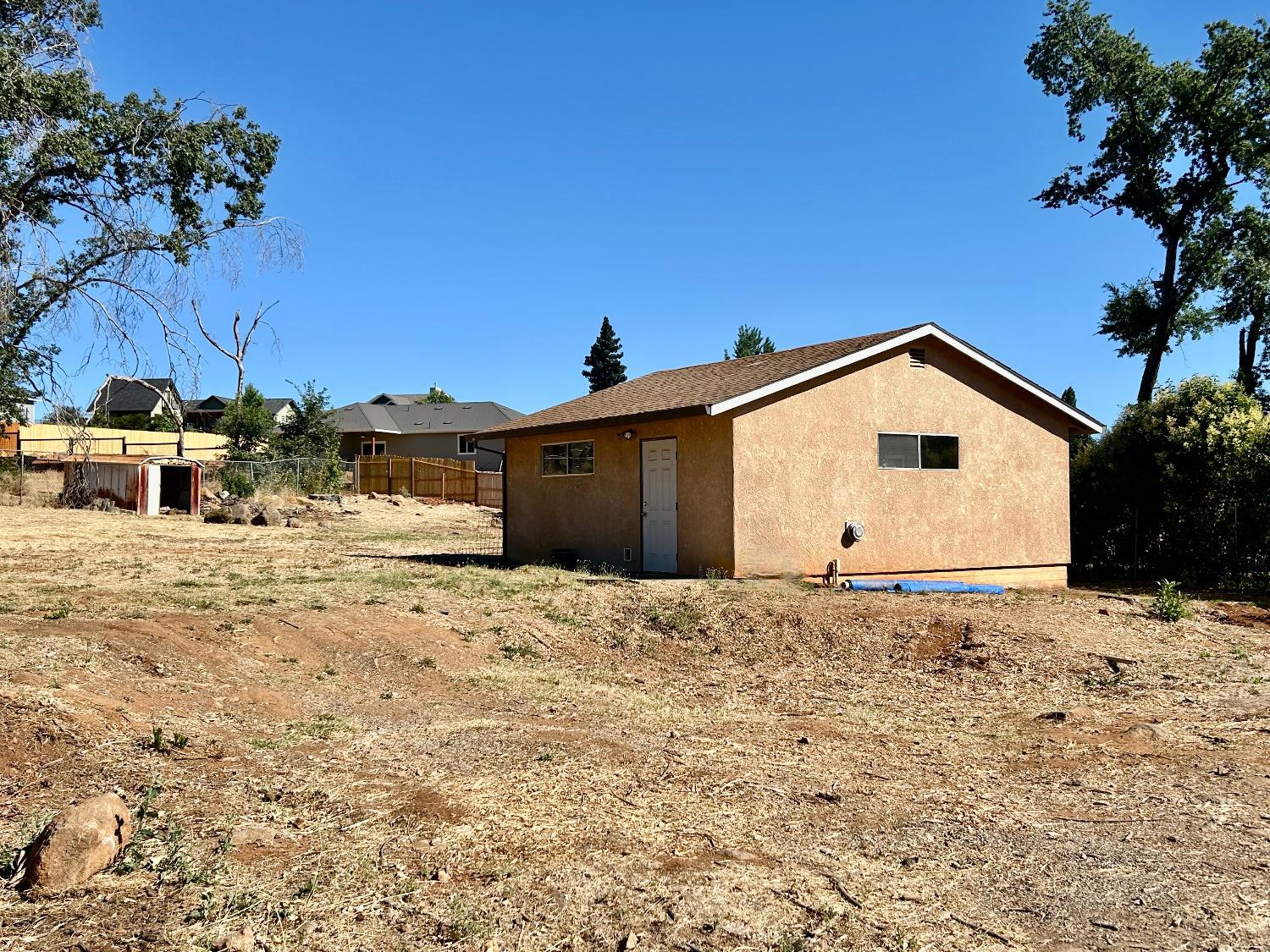 a view of backyard of the house