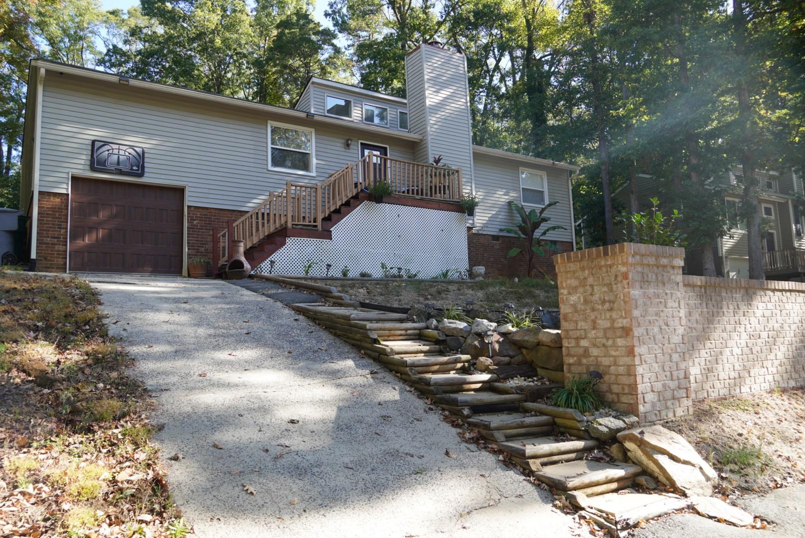 a view of a house with a yard